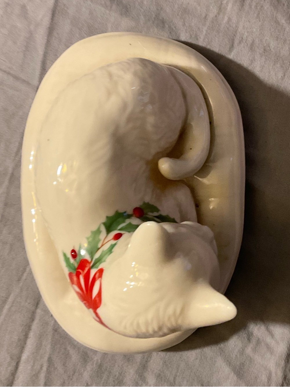 Lenox Cream Ceramic Sleeping Cat Figurine with Red and Green Holly A716/9500